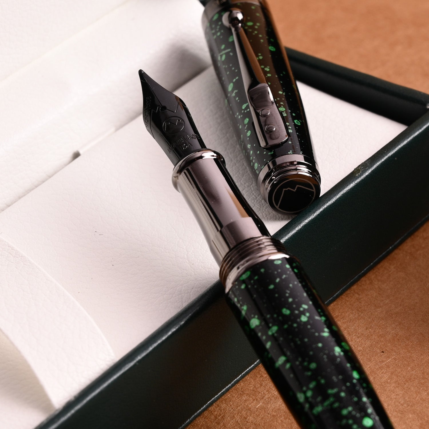 Monteverde Invincia Vega Fountain Pen - Starlight Green 8